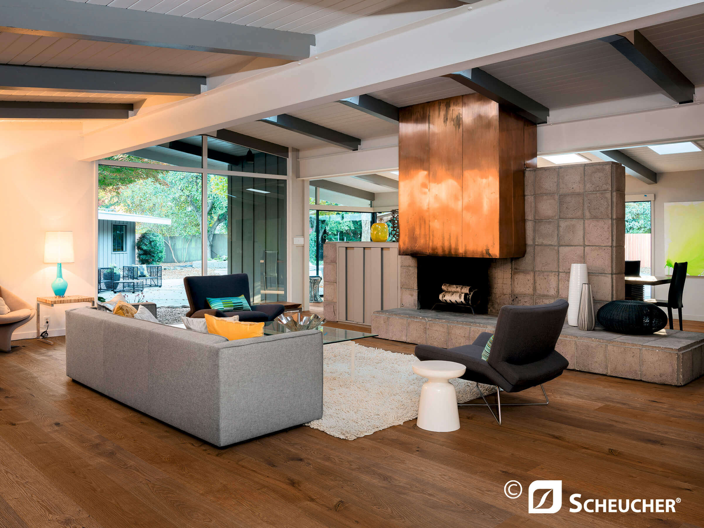 Wohnzimmer mit Kamin und Parkettboden