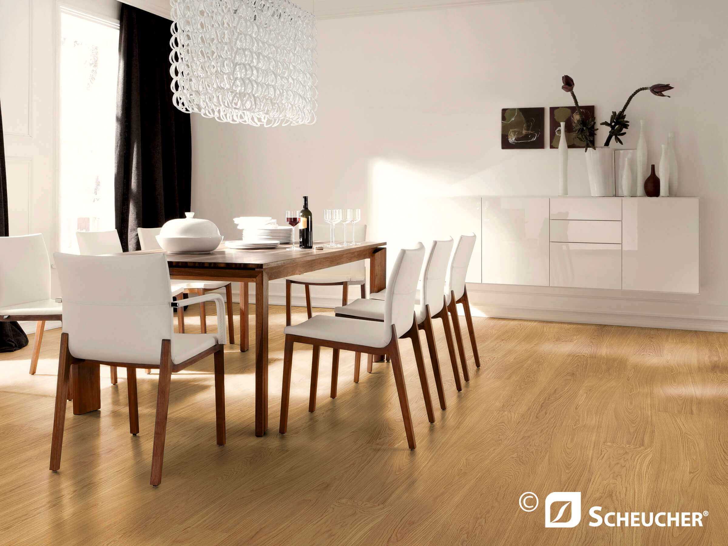 Wohnzimmer mit Tisch und Parkett