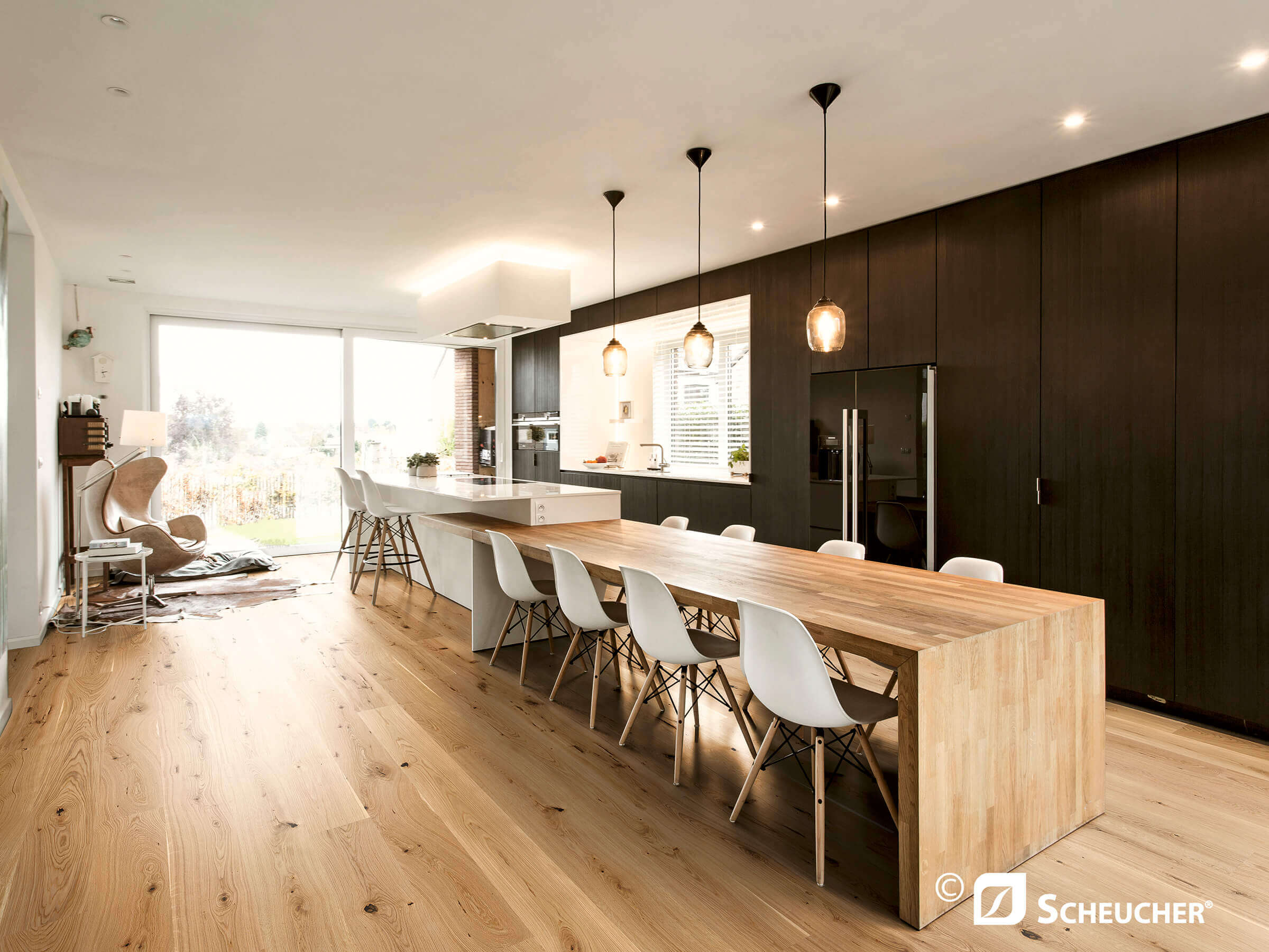 Küche mit Bodenbelag von Scheucher Parkett