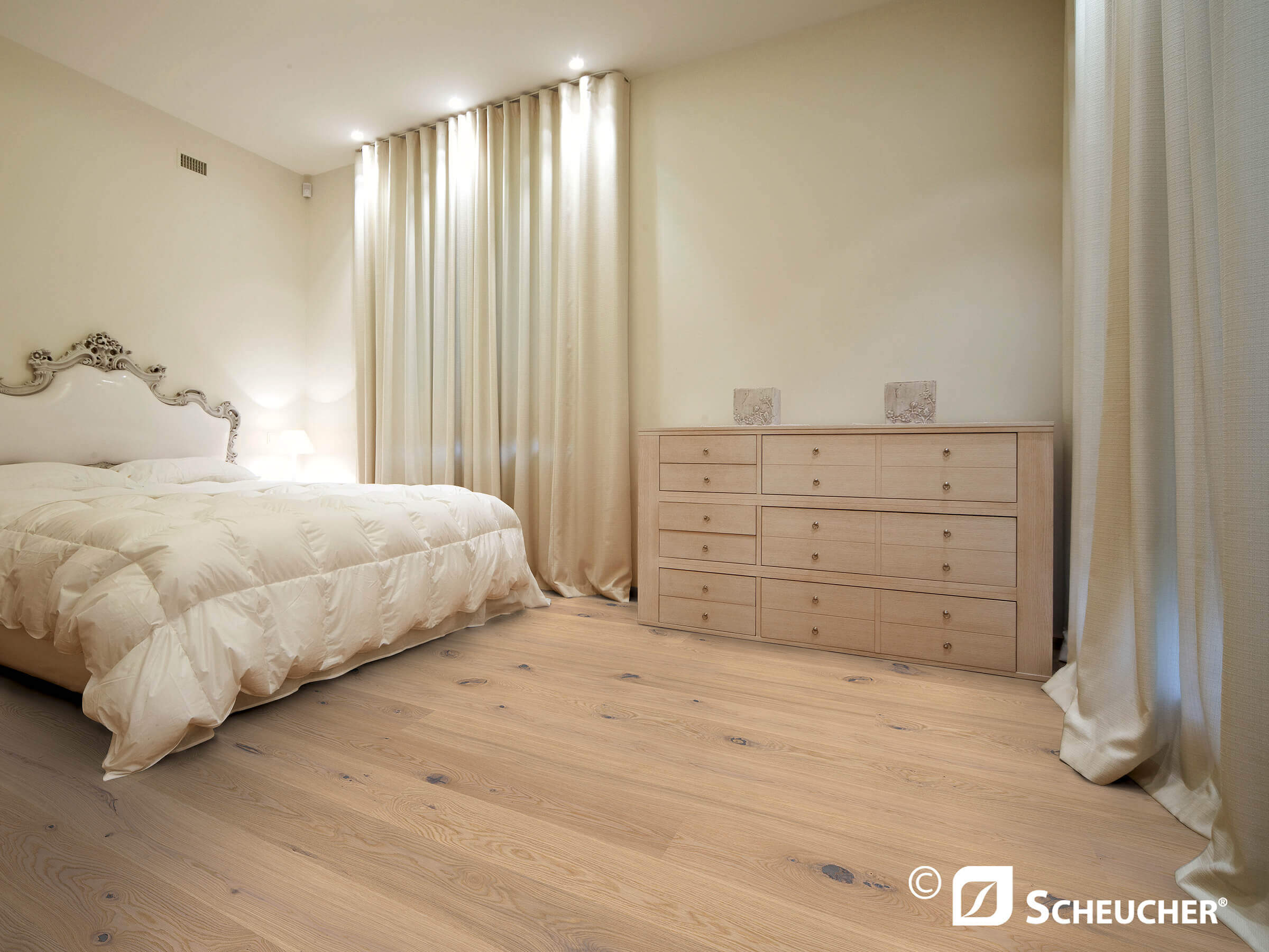 Schlafzimmer mit Parkettboden