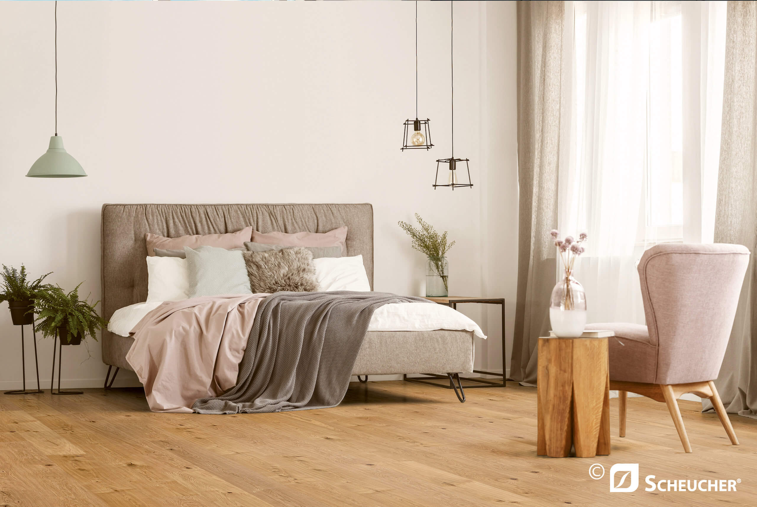Schlafzimmer mit Scheucher Parkett