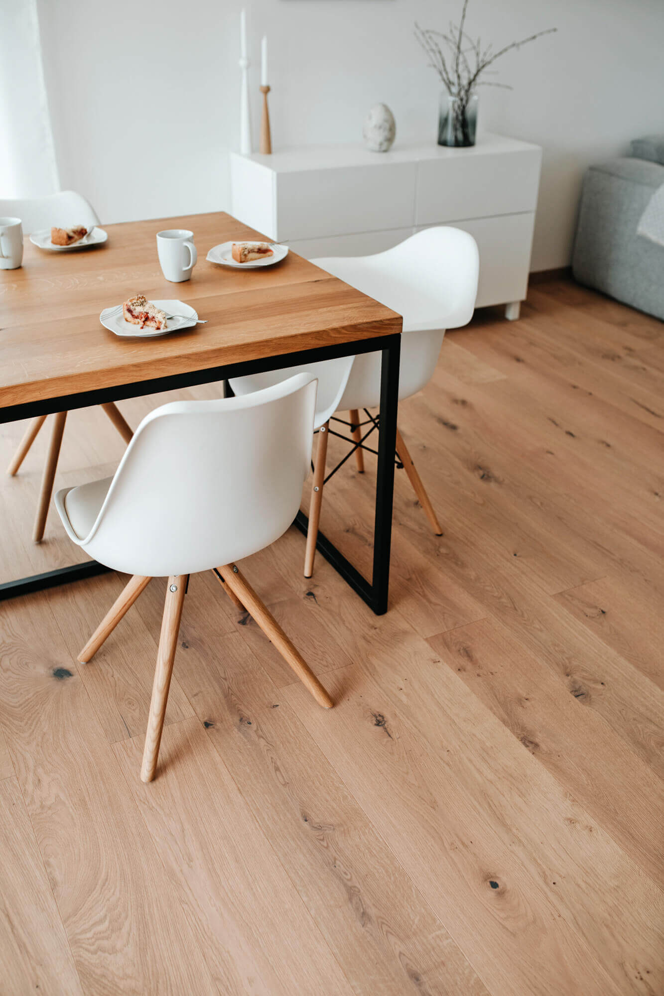 Innenraum mit Parkettboden und Couch