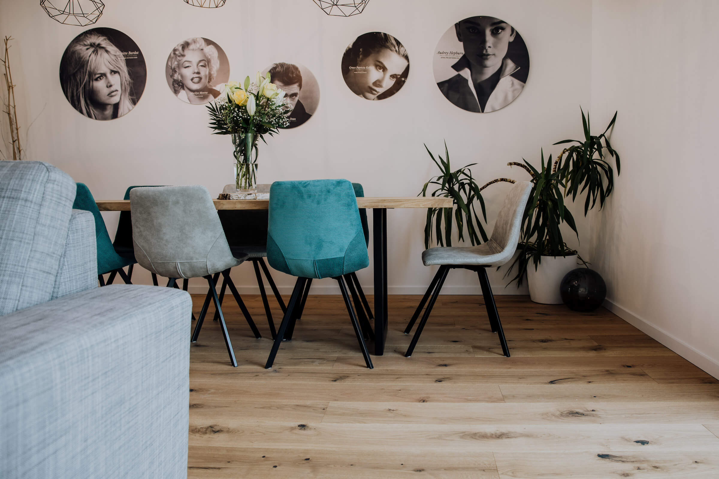 Zimmer mit bunten Stühlen und Parkettboden