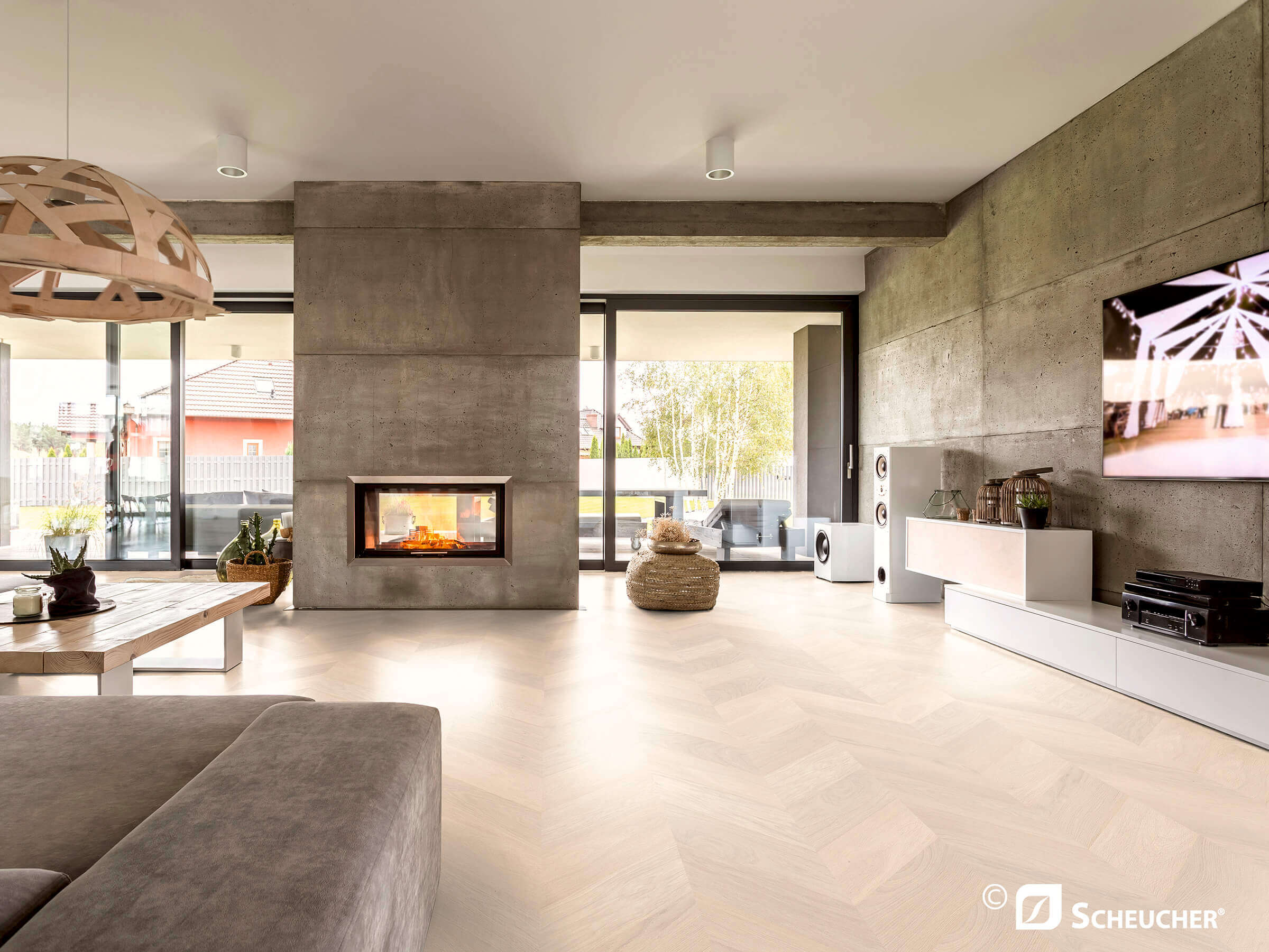 Moderner Innenraum mit Kamin und Fischgrät-Parkettboden