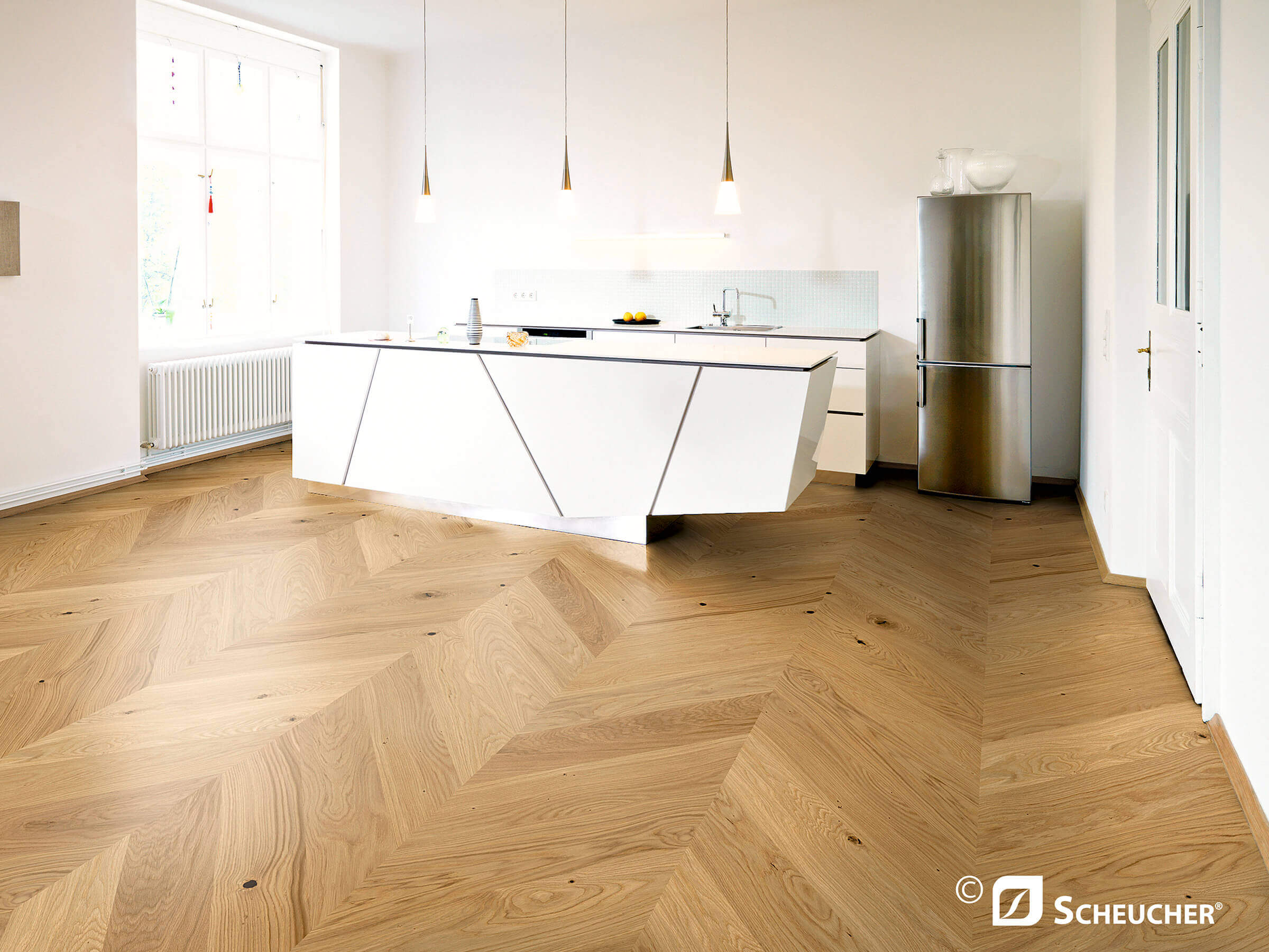 Moderner Innenraum mit Fischgrät-Parkettboden