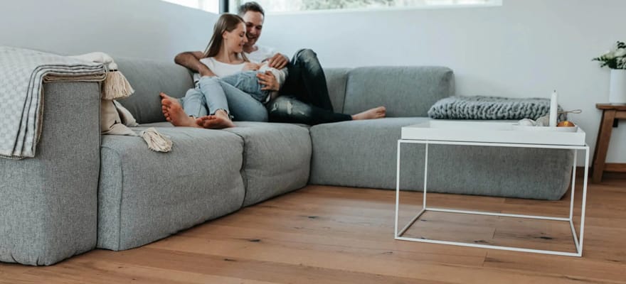 Paar auf Sofa im Wohnzimmer