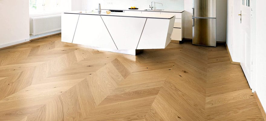 Französischer Fischgrät-Parkettboden im Raum