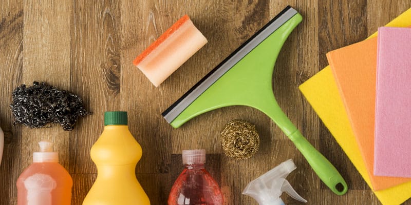 Reinigungsutensilien auf Parkettboden