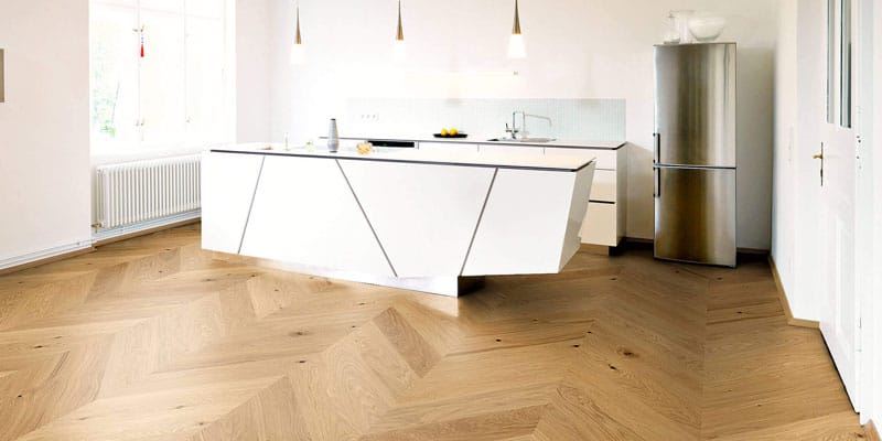 weißer schreibtisch auf parkettboden