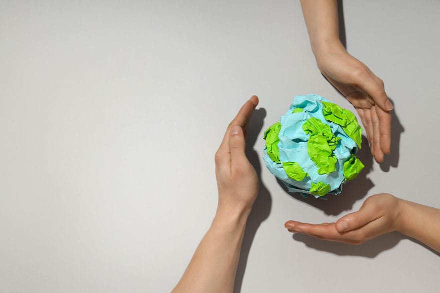 Hände mit Weltkugel