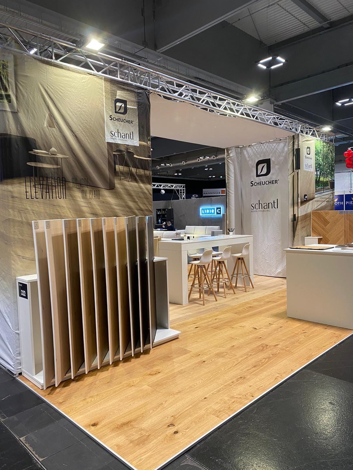 Messestand mit Parkettbodenmustern