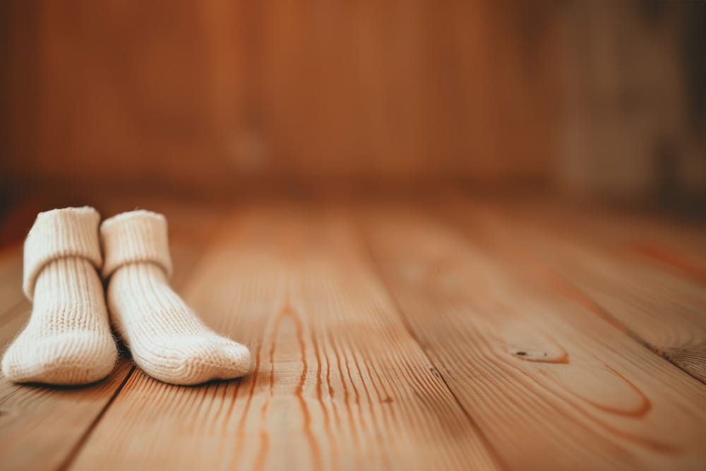 Warme Socken auf Parkett