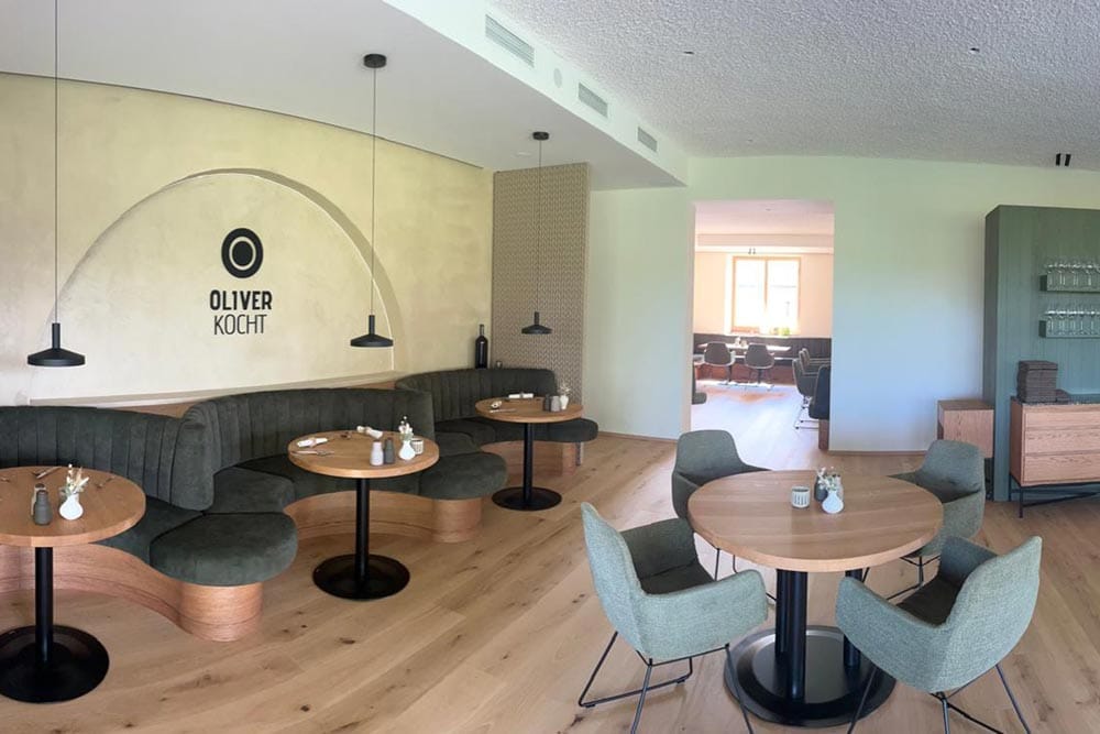 Gastraum Oliver kocht, neues Parkett von Scheucher - Landhausdiele Eiche Country gebürstet