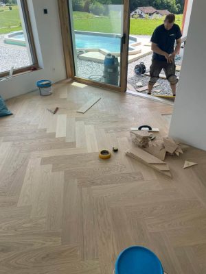 Multifloor 700 Eiche Fischgraet, gebuerstet geoelt, Verlegung mit Präzision