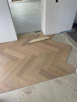 Multifloor 700 Eiche Fischgraet, gebuerstet geoelt, wird verlegt