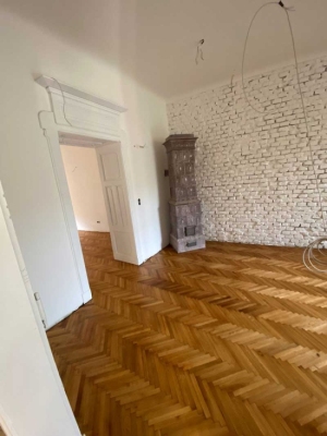 Massives Fischgrät Parkett mit altem Kachelofen